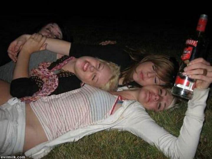 Пьяные цыпочки устроили оргию во время вечеринки