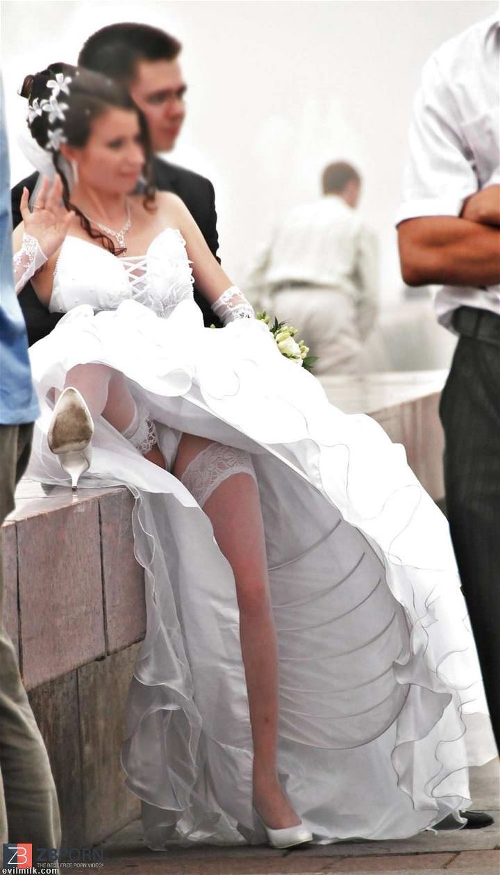 Невеста Подняла Платье.