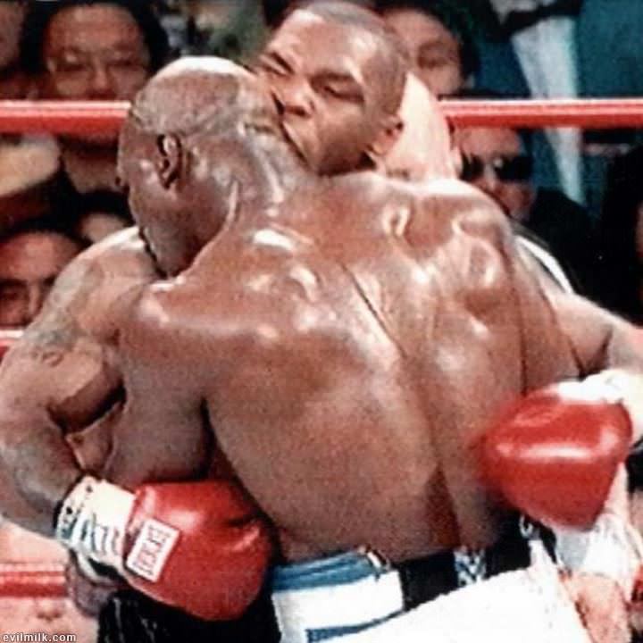 Тайсон холифилд откусил. Эвандер Холифилд и Майк Тайсон ухо. Mike Tyson 1997. Тайсон Холифилд бой.