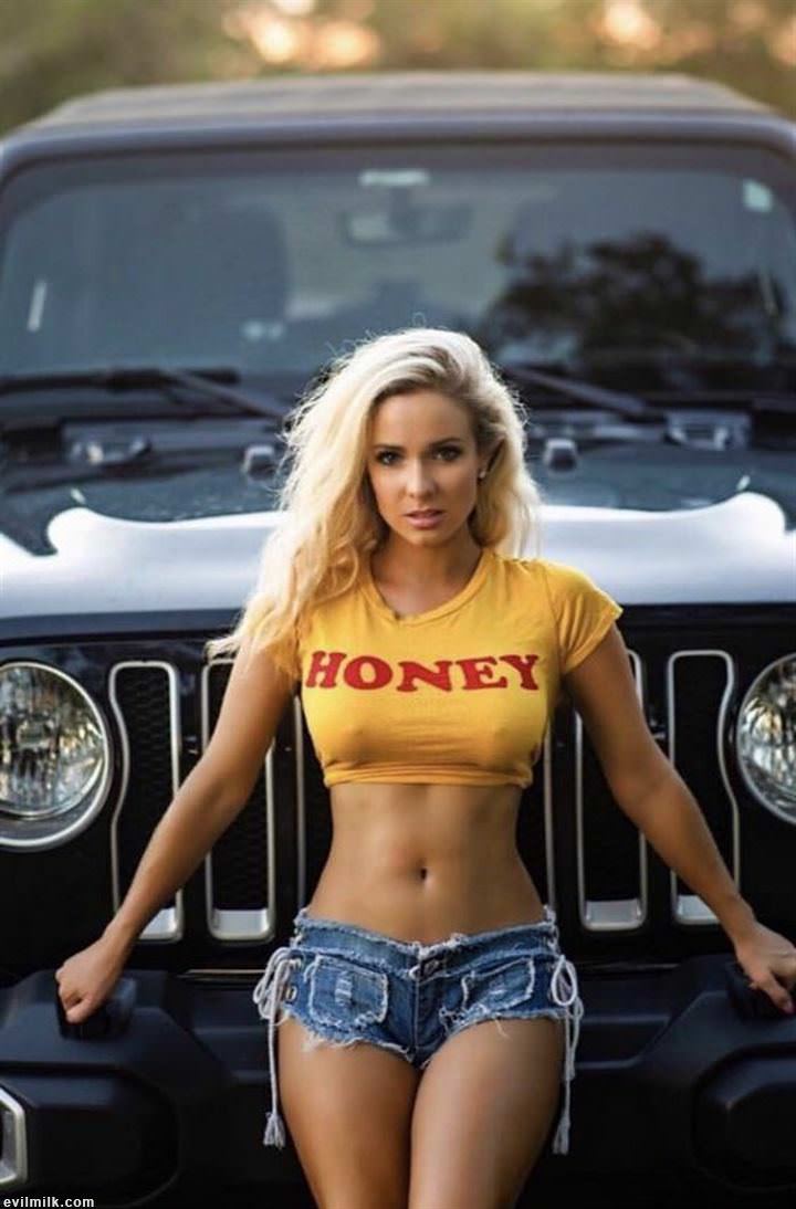 Sexy babes in daisy dukes