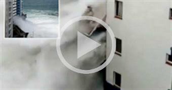 Huge waves and strong wind destroy balconies in Te