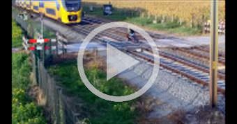 Fietser ontkomt aan de dood op onbewaakte overweg