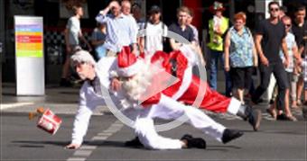 COLONEL SANDERS FIGHTS SANTA!! (Public Brawl)
